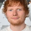 Ed Sheeran guckt ernst