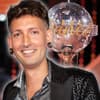 Fabian Kahl lächelt, im Hintergrund steht der "Let's Dance"-Pokal