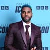 Jason Derulo im lila Anzug bei einem Presseevent