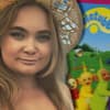 Jessica Smith lächelt mit Sonnenhut auf dem Kopf, im Hintergrund ein Bild der Teletubbies