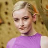 Julia Garner trägt ihr goldenes Make-up Ton in Ton