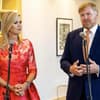 Königin Maxima und König WIllem-Alexander stehen bei ihrem Besuch in Südafrika nebeneinander.