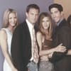 Lisa Kudrow ernst - im Hintergrund Gruppenfoto "Friends"