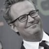 Matthew Perry lächelt mit Brille