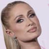 Paris Hilton guckt ernst