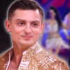 Zsolt Sándor Cseke lächelt, im Hintergrund ein verschwommenes Bild von ihm und Malika Dzumaev bei "Let's Dance"