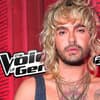 Bill Kaulitz mit ernstem Blick vor "The Voice of Germany"-Logo