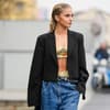 Caro Daur im Street style guckt nach rechts zur Seite