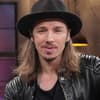 Gil Ofarim posiert mit Gitarre