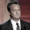 Matthew Perry mit ernstem Gesichtsausdruck