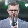 Per Mertesacker mit einem ZDF-Mikro in der Hand