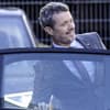 Prinz Frederik von Dänemark steigt in ein Auto ein. 