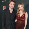 Robert Pattinson und Suki Waterhouse posieren Arm in Arm. Der Bauch des Models sieht gewölbt aus