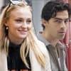 Sophie Turner lächelt, Joe Jonas sieht schockiert aus