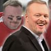 Stefan Raab grinst, im Hintergrund ein Bild von ihm beim "Eisfußball" 2009