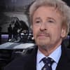 Thomas Gottschalk sieht bedrückt aus, im Hintergrund eine Momentaufnahme des "Wetten, dass..?"-Unfalls von Samuel Koch im Dezember 2010