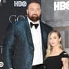 Thor Björnsson und Ehefrau Kelsey Henson stehen nebeneinander