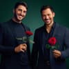 Dennis Gries und Sebastian Klaus von "Die Bachelors" mit Rosen in der Hand 