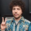 Benny Blanco zeigt Peace-Zeichen