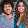 Benny Blanco und Selena Gomez lächeln