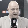 Frank Buschmann mit einem NFL-Mikrofon