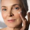 Frau Ü50 mit Anti-Aging-Creme