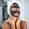 Frau mit Bambus-Maske