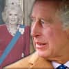 König Charles besorgt - im Hintergrund Königin Camilla lächelnd