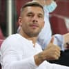 Lukas Podolski gibt einen Daumen nach oben. 