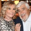 Mario Adorf und Ehefrau Monique umarmen sich