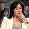 Shannen Doherty sieht nachdenklich aus, im Hintergrund sind Bilder von ihr mit Luke Perry und Kurt Iswarienko