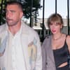 Travis Kelce und Taylor Swift halten Händchen, im Hintergrund sieht man eine Villa hinter einem Gittertor