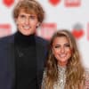 Alexander Zverev und Sophia Thomalla lächeln glücklich