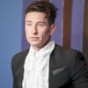 Barry Keoghan vor blauem Hintergrund