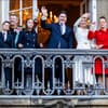 König Frederik und Königin Mary mit ihren vier Kindern auf dem Balkon von Schloss Christiansborg..