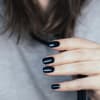 Frau mit Glossy Nails