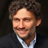 Jonas Kaufmann lächelt zur Seite