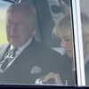 König Charles und Königin Camilla zusammen im Auto