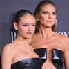 Leni Klum und Heidi Klum posieren zusammen in Leder-Kleidern