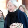 Prinzessin Mette-Marit von Norwegen glücklich mit Blumenstrauß im Januar 2024