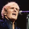 Michael Bolton sing mit Mikrofon