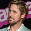 Ryan Gosling guckt skeptisch, hinter ihm ausgegraut das "Barbie"-Logo