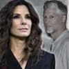 Sandra Bullock sieht zum Himmel, im Hintergrund ein ausgebautes Foto von Bryan Randall