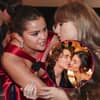 Selena Gomez beugt sich zu Taylor Swift herunter, Timothée Chalamet küsst Kylie Jenner auf die Wange