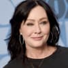 Shannen Doherty lächelt leicht