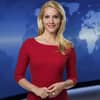 "Tagesschau"-Sprecherin Judith Rakers lächelt in einem roten Kleid