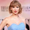 Taylor Swift stemmt Hand in die Hüfte, guckt ernst in die Kamera