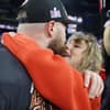 Taylor Swift küsst Travis Kelce bei der AFC-Championship