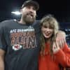 Travis Kelce und Taylor Swift Arm in Arm nach dem AFC Championship Game