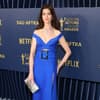 Anne Hathaway im blauen Kleid bei den SAG Awards 2024